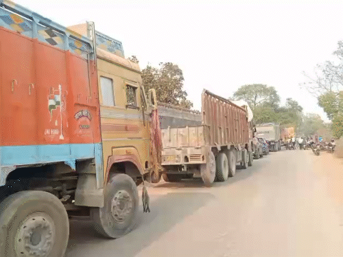कार्रवाई की मांग को लेकर परिजनों ने चक्काजाम कर दिया।