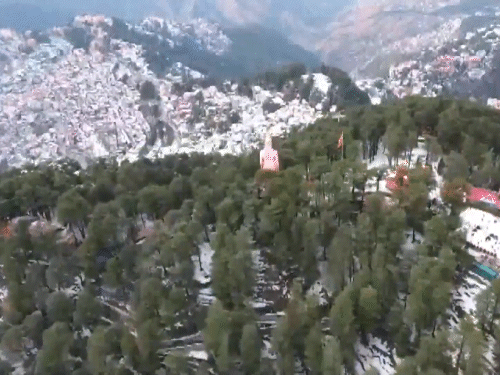 हिमाचल प्रदेश के शिमला में बर्फ की मोटी चादर बिछी हुई है। ड्रोन विजुअल।
