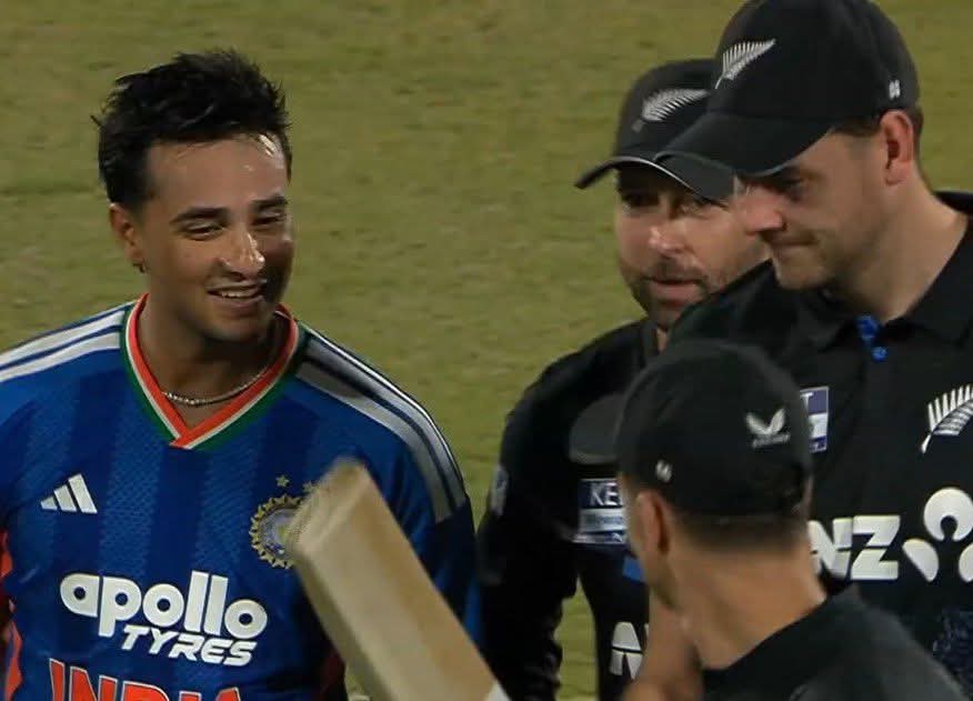 अभिषेक शर्मा का बल्ला देखते न्यूजीलैंड के खिलाड़ी।