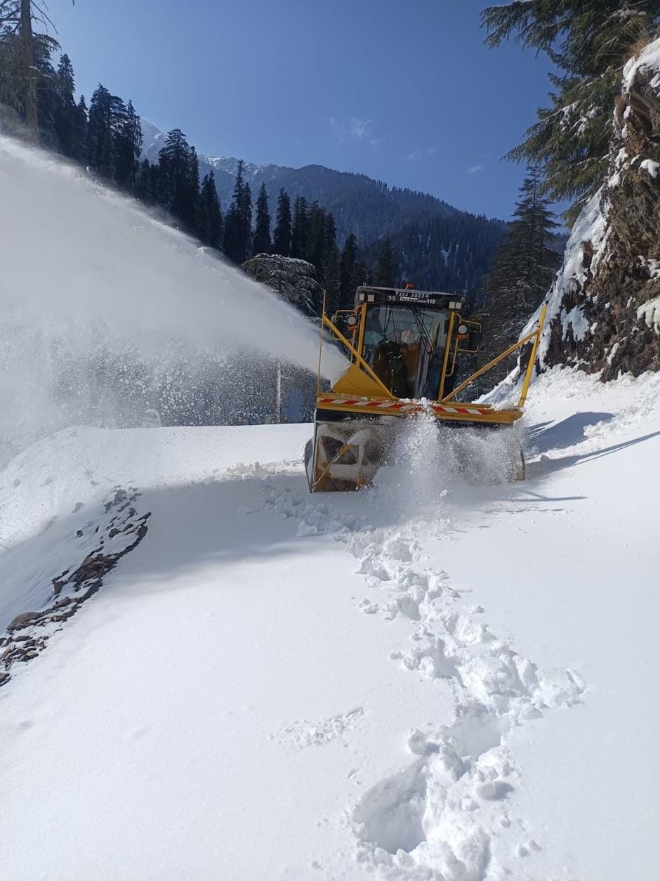 जम्मू-कश्मीर में BRO की टीम भद्रवाह-चटेरगला रूट पर बर्फ हटा रही है।