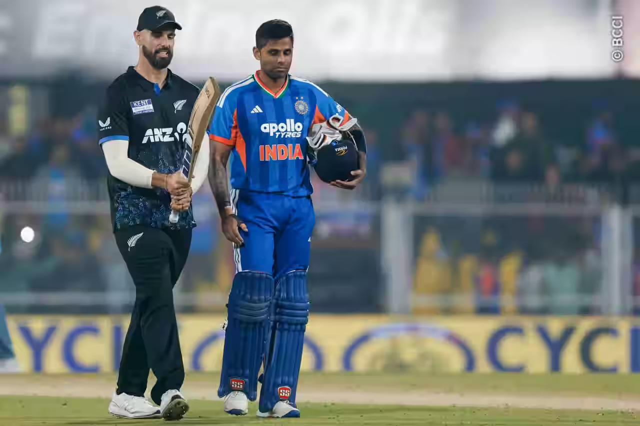 भारतीय कप्तान सूर्यकुमार यादव का बैट चेक करते डेरिल मिचेल।