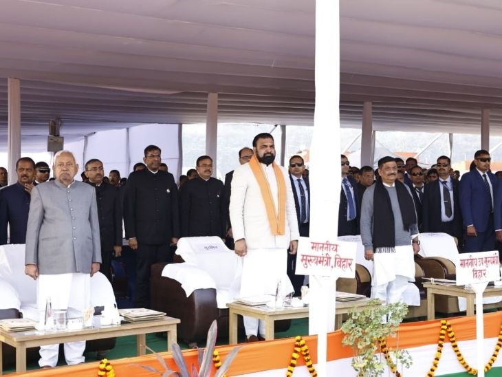 बाद में सिटिंग अरेंजमेंट के आगे लगा बोर्ड बदल दिया गया।