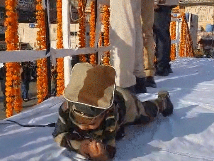 जयपुर में बड़ी चौपड़ पर आयोजित झंडारोहण कार्यक्रम में 3 साल का नोमान सेना की वर्दी पहनकर पहुंचा और आर्मी के जवान की तरह एक्ट किया।