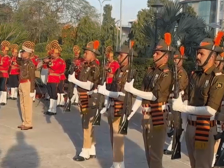 सीएम भजनलाल शर्मा ने गणतंत्र दिवस पर मुख्यमंत्री निवास पर ध्वजारोहण किया। मुख्यमंत्री को कंपनी कमांडर राजेंद्र शर्मा के नेतृत्व में RAC की टुकड़ी ने सलामी दी।