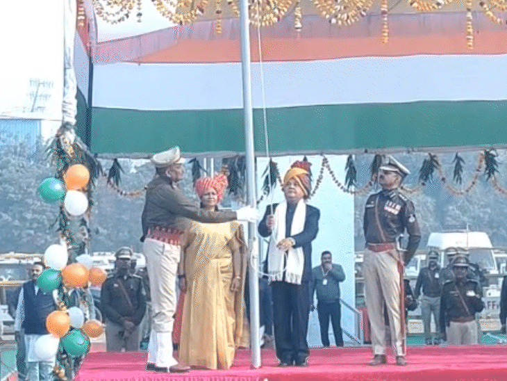 ध्वज फहराते हुए मुख्य अतिथि एवं विधानसभा अध्यक्ष नरेंद्र सिंह तोमर।