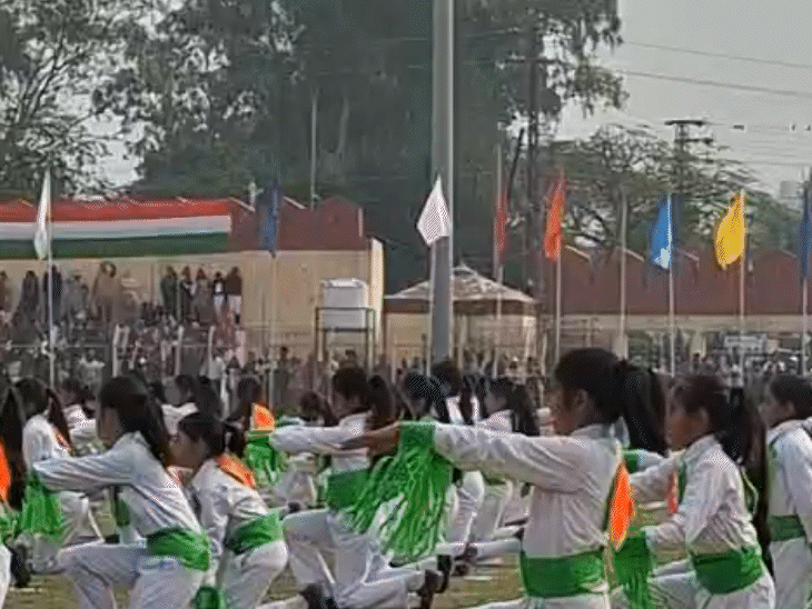 बच्चों ने 'नो प्लास्टिक यूज' थीम पर शानदार प्रस्तुति दी।