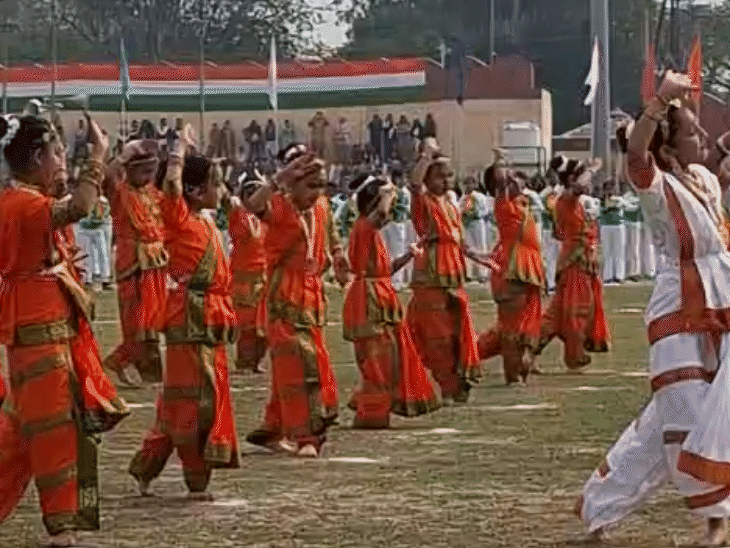 सांस्कृतिक कार्यक्रम के तहत स्कूली बच्चों की प्रस्तुतियां हुईं।