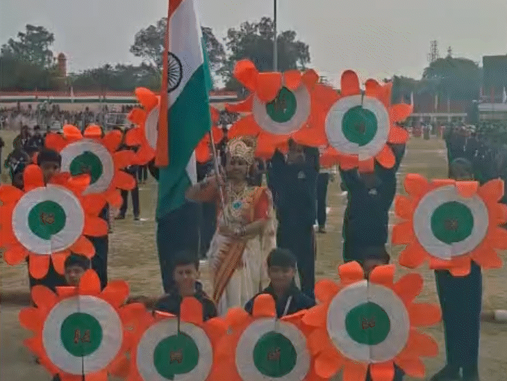 स्कूली बच्चों ने भारतमाता थीम पर परफॉर्मेंस दी।