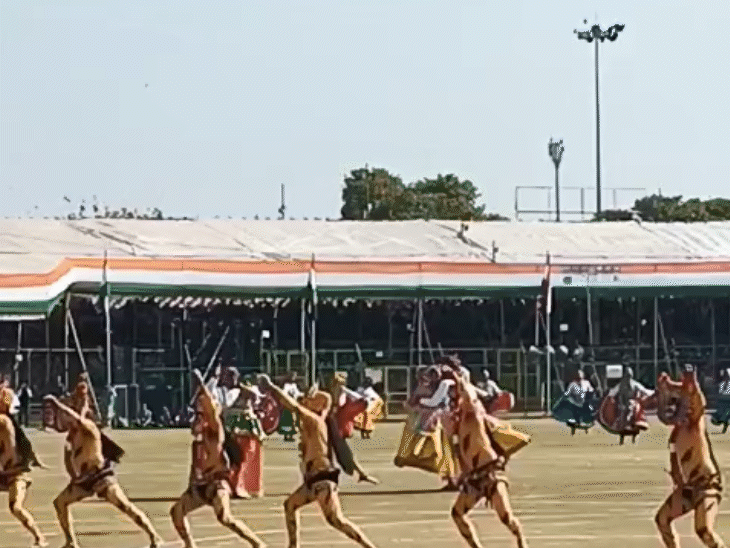 एसएमस स्टेडियम में अलग-अलग कल्चर के डांस परफोर्म किए गए।