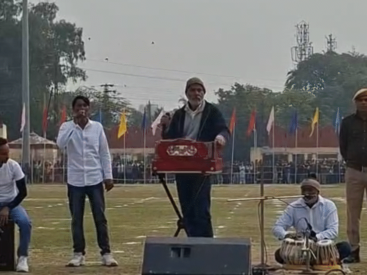 बंदी बैंड ने परफोर्म किया। मिट्टी में मिला दिया, फिर मिट्टी में मिला देंगे...घर में घुसकर मारा है, फिर घर में घुसकर मारेंगे जैसे देशभक्ति के गाने सुनाए।