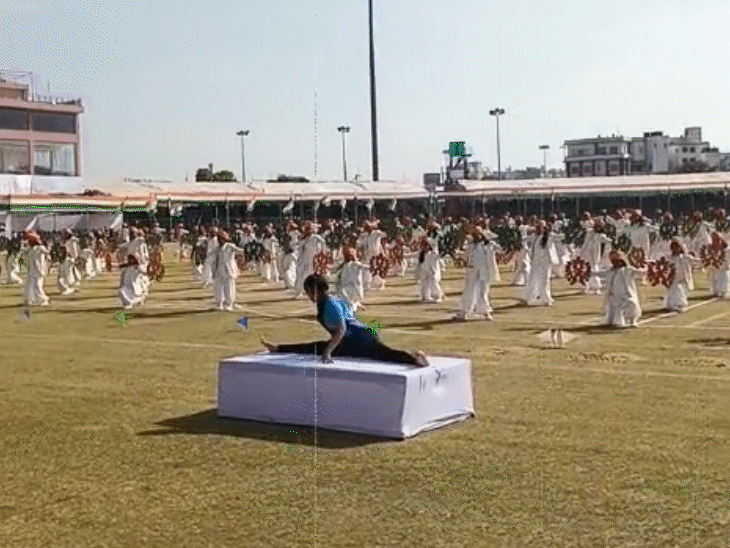 एसएमएस में बच्चों ने योग करके दिखाया।