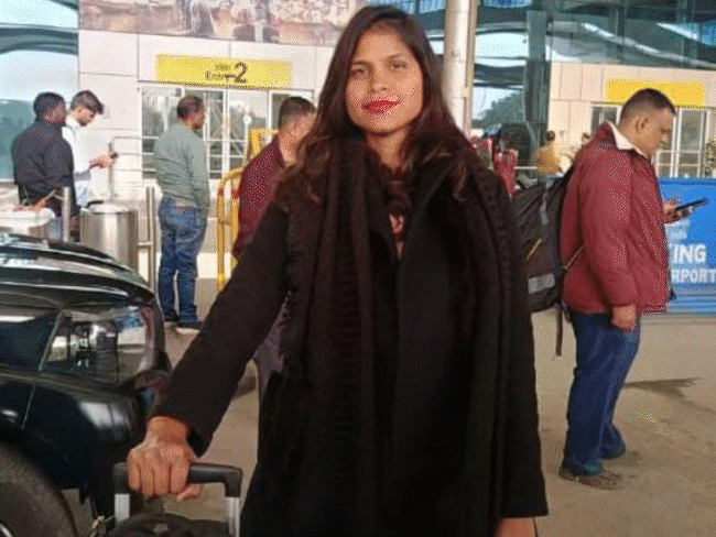 भाजपा नेत्री रोशनी शुक्ला को बोलेरो से कुचल दिया गया, जिससे उसकी मौत हो गई।