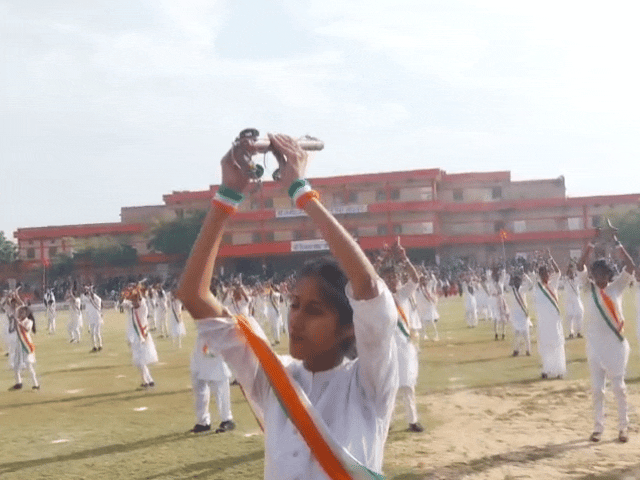 स्कूली स्टूडेंट्स की प्रस्तुतियों में इस बार नयापन और देश के कई हिस्सों की सांस्कृतिक झलक दिखाई दी।