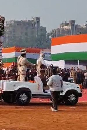 ध्वजारोहण से पहले राज्यपाल आरिफ मोहम्मद ने परेड का निरीक्षण किया।