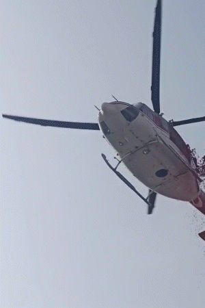 लखनऊ में विधानसभा भवन पर हेलिकॉप्टर से फूल बरसाए गए।