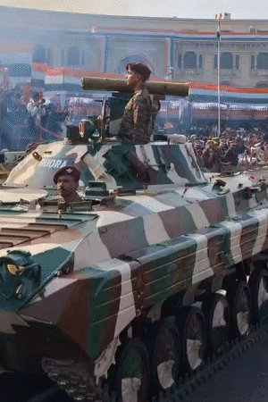 लखनऊ में मेजर ओंकार पहली बटालियन का नेतृत्व कर रहे हैं। पैदल सेना युद्ध वाहन सारंग के साथ सैनिकों ने सलाई दी है।