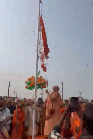 अविमुक्तेश्वरानंद ने शिविर के बाहर ही सोमवार को झंडा फहराया।