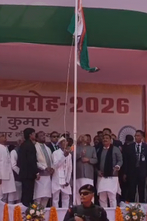 पुनपुन में सीएम नीतीश के सामने दलित समाज के 60 साल के सिद्धेश्वर मांझी ने तिरंगा फहराया।