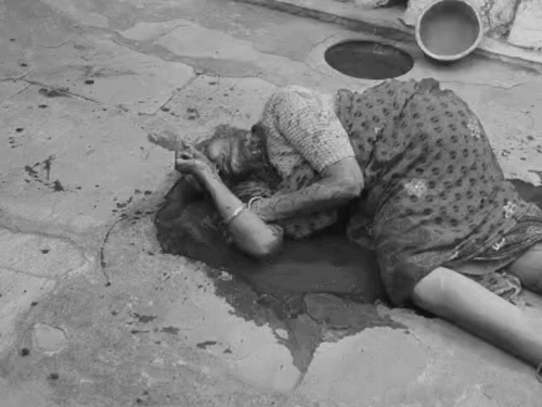 बुजुर्ग महिला हवेली में अकेली रहती थी। रविवार रात को गला काटकर हत्या कर दी गई।