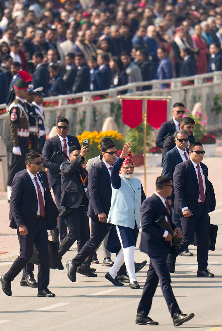 गणतंत्र दिवस परेड खत्म होने के बाद पीएम मोदी कुछ देर पैदल चले और लोगों का अभिवादन किया।