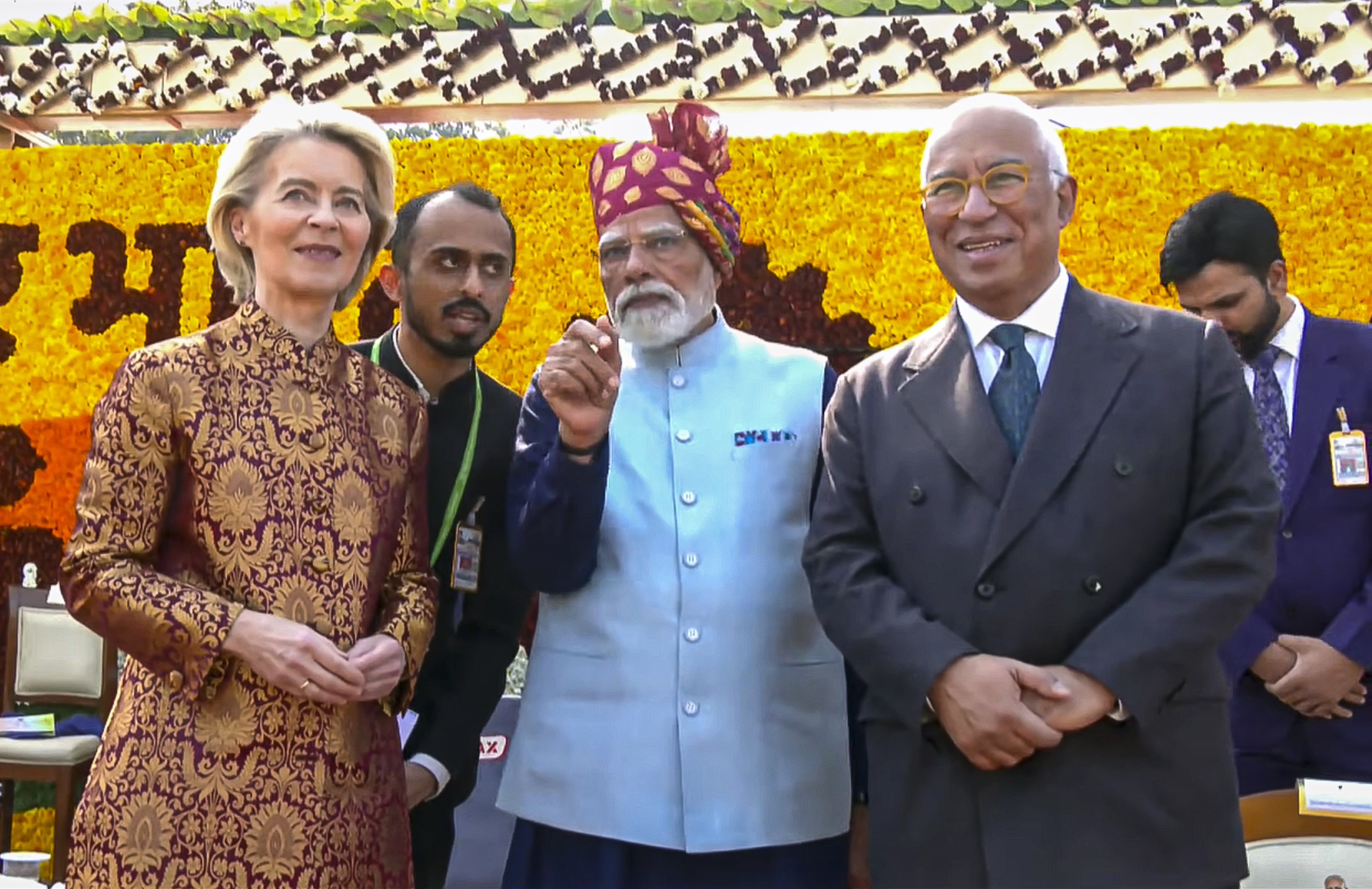 पीएम मोदी ने उर्सुला को परेड की झाकियों के बारे में बताया। साथ में एंटोनियो कोस्टा।