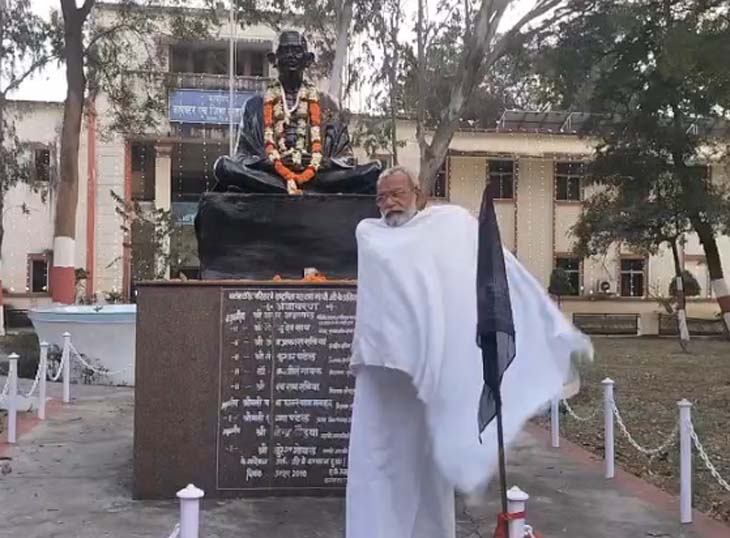 राधेश्याम शर्मा ने काला झंडा लगाकर मांग की प्रदेश में राष्ट्रपति शासन लागू किया जाए