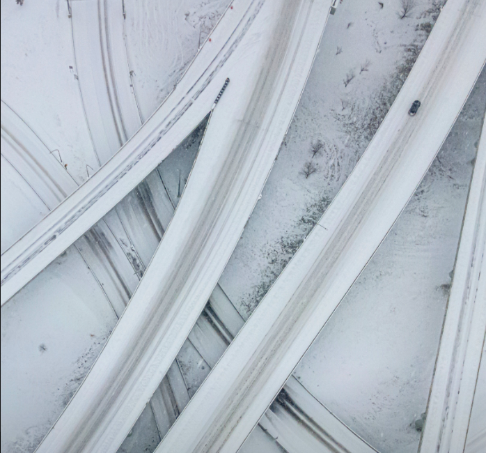 बर्फीले तूफान ने पूरे रास्ते को बर्फ से ढक दिया है। मौसम विभाग ने लोगों को बाहर नहीं निकलने की सलाह दी है।