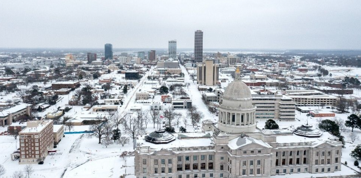 बोस्टन में पिछले चार वर्षों में सबसे भीषण तूफान आया है, जिससे क्षेत्र के अधिकांश हिस्सों में एक फुट से लेकर लगभग दो फुट तक बर्फबारी हुई है।