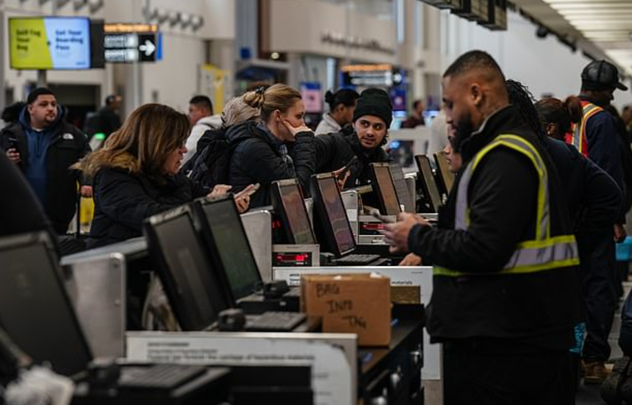 रविवार को अटलांटा का हार्ट्सफील्ड-जैक्सन अंतरराष्ट्रीय हवाई अड्डे पर उड़ानें रद्द होने के कारण भारी भीड़ जमा हो गई।