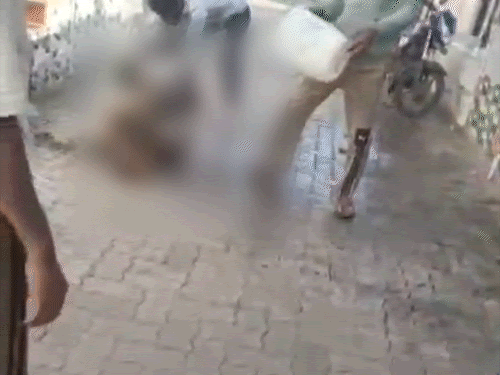 पड़ोसियों ने व्यक्ति के ऊपर पानी डालकर आग बुझाई।