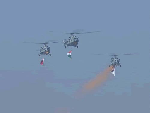 Mi-17 1V हेलिकॉप्टर से ध्वज फॉर्मेशन बनाया। कर्तव्य पथ पर फूल बरसाए।