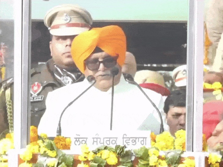 राज्यपाल गुलाब चंद कटारिया ने फाजिल्का में झंडा फहराया। इस दौरान उन्होंने केसरी रंग की पगड़ी पहनी।