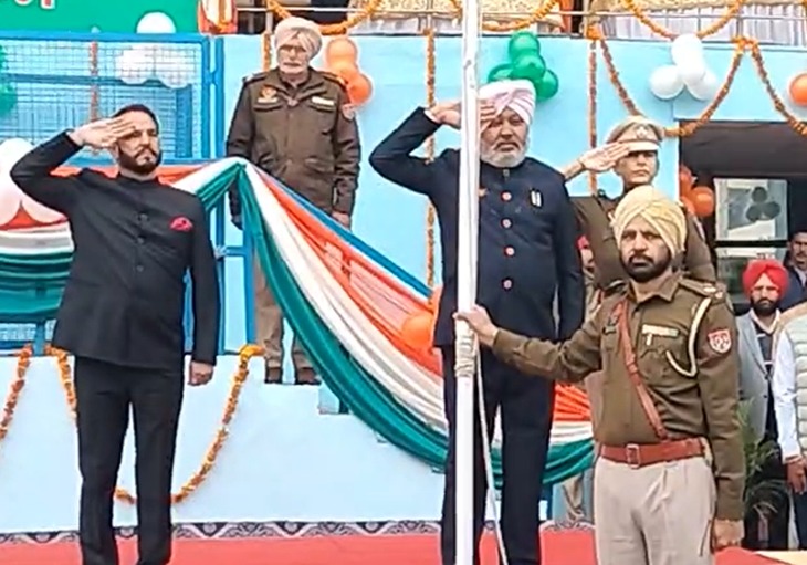 वित्त मंत्री हरपाल चीमा ने बठिंडा में तिरंगा लहराकर परेड की सलामी ली।