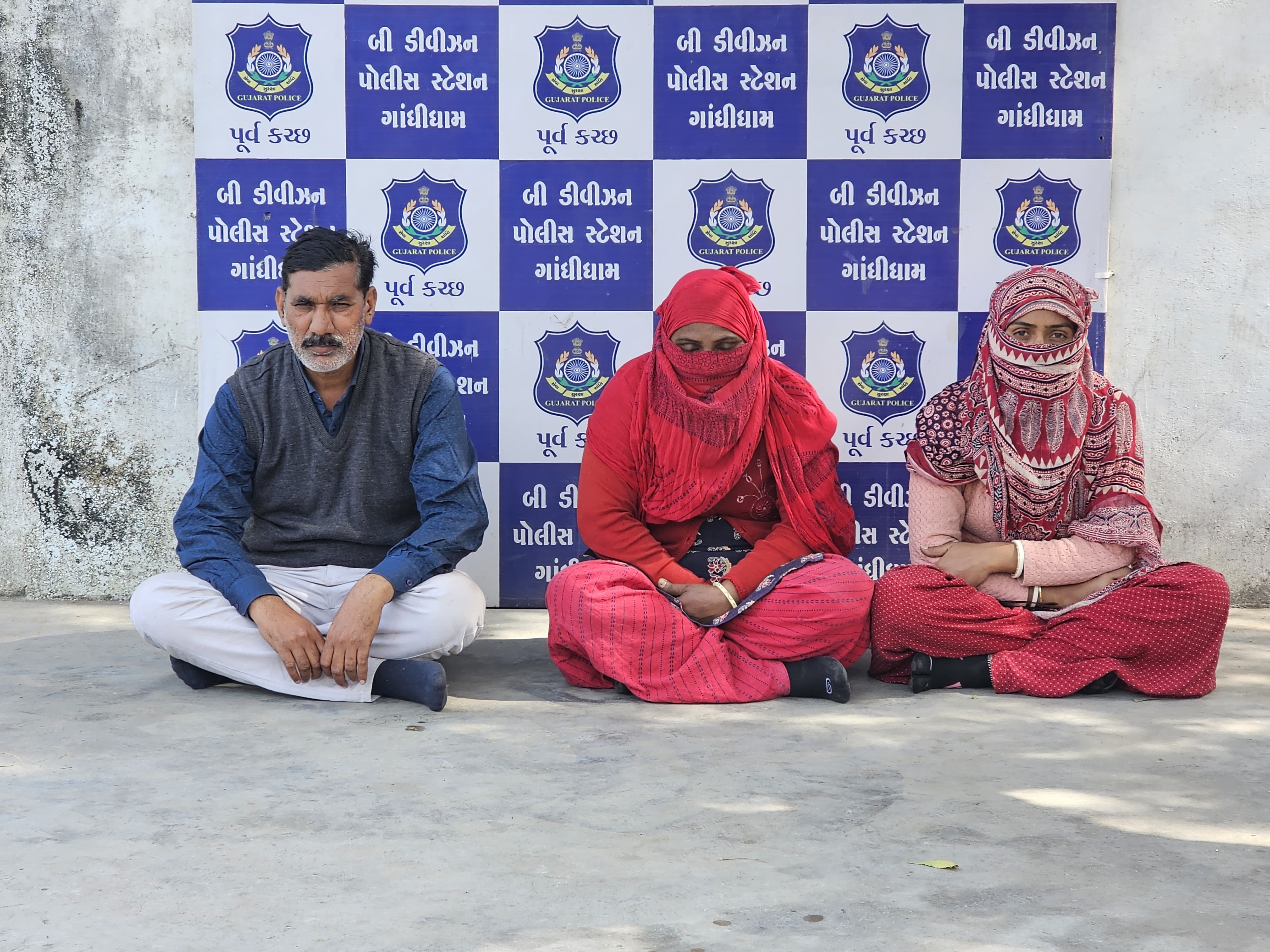 गिरफ्तार आरोपियों में 2 महिलाएं हैं।