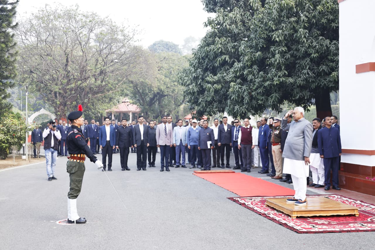 गांधी मैदान निकलने से पहले सीएम नीतीश कुमार ने अपने आवास पर तिरंगा फहराया।