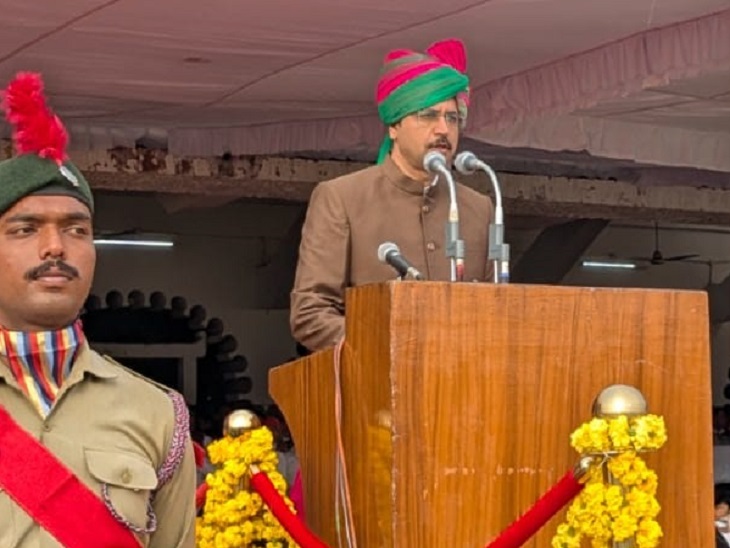 समारोह में राज्यपाल के संदेश का वाचन करते एडीएम प्रशासन दीपेंद्र सिंह राठौड़।