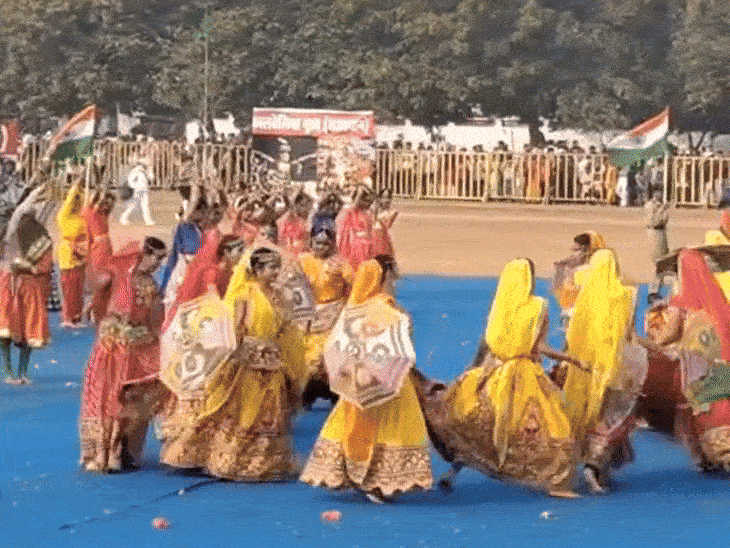 शासकीय महारानी लक्ष्मीबाई कन्या उच्चतर माध्यमिक विद्यालय मुरार के छात्र-छात्राओं ने महाराष्ट्र की लावणी, राजस्थानी नृत्य, गुजरात का गरबा डांडिया दी रंगारंग प्रस्तुति।