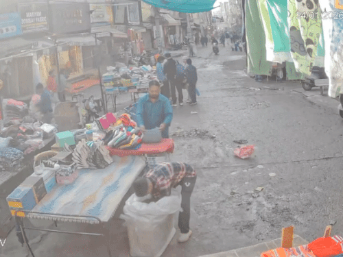 फड़ी लगाने के लिए खड़े युवक के सिर पर दूर से ईंट मारी, बचने के लिए भागता युवक।