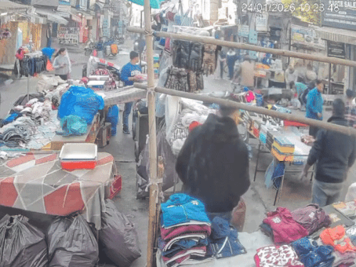 रैनक बाजार के टिक्कियां वाले चौक में युवक को पीटते दूसरे गुट के युवक।