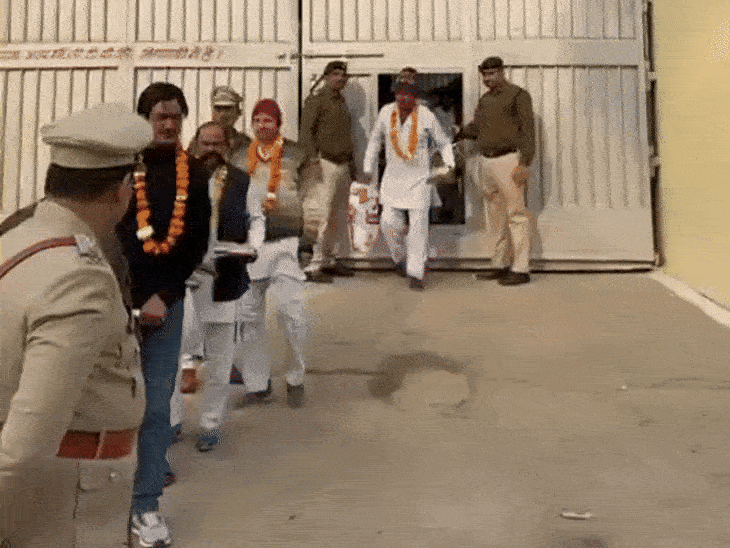 केंद्रीय जेल ग्वालियर से 9 कैदियों को मिली रिहाई। जेल प्रशासन ने श्रीफल-शॉल देकर किया विदा। ये सभी कैदी हत्या के मामले में 14 साल की सजा काट चुके हैं।