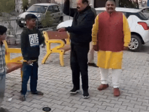 जालंधर में आप के कैबिनेट मंत्री मोहिंदर भगत पतंग उड़ाते हुए। - Dainik Bhaskar