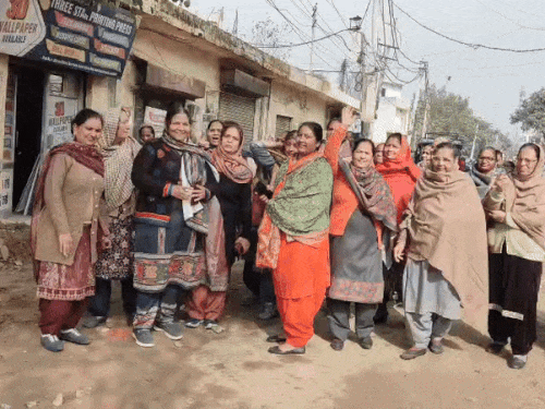 जालंधर में खराब सड़कों को लेकर प्रदर्शन करती महिलाएं। - Dainik Bhaskar