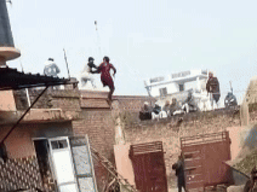 दीवार से टकराने के बाद पंजाबी एक्टर जय रंधावा को संभाले हुए क्रू मेंबर्स।
