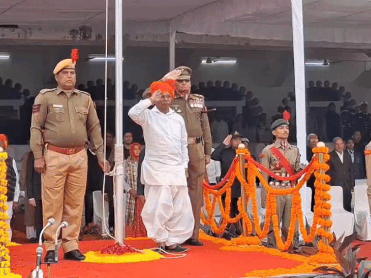 उदयपुर के गांधी ग्राउंड में गणतंत्र दिवस समारोह में जनजाति क्षेत्रीय विकास एवं गृह रक्षा विभाग मंत्री बाबूलाल खराड़ी ने ध्वजारोहण किया और परेड का निरीक्षण किया।