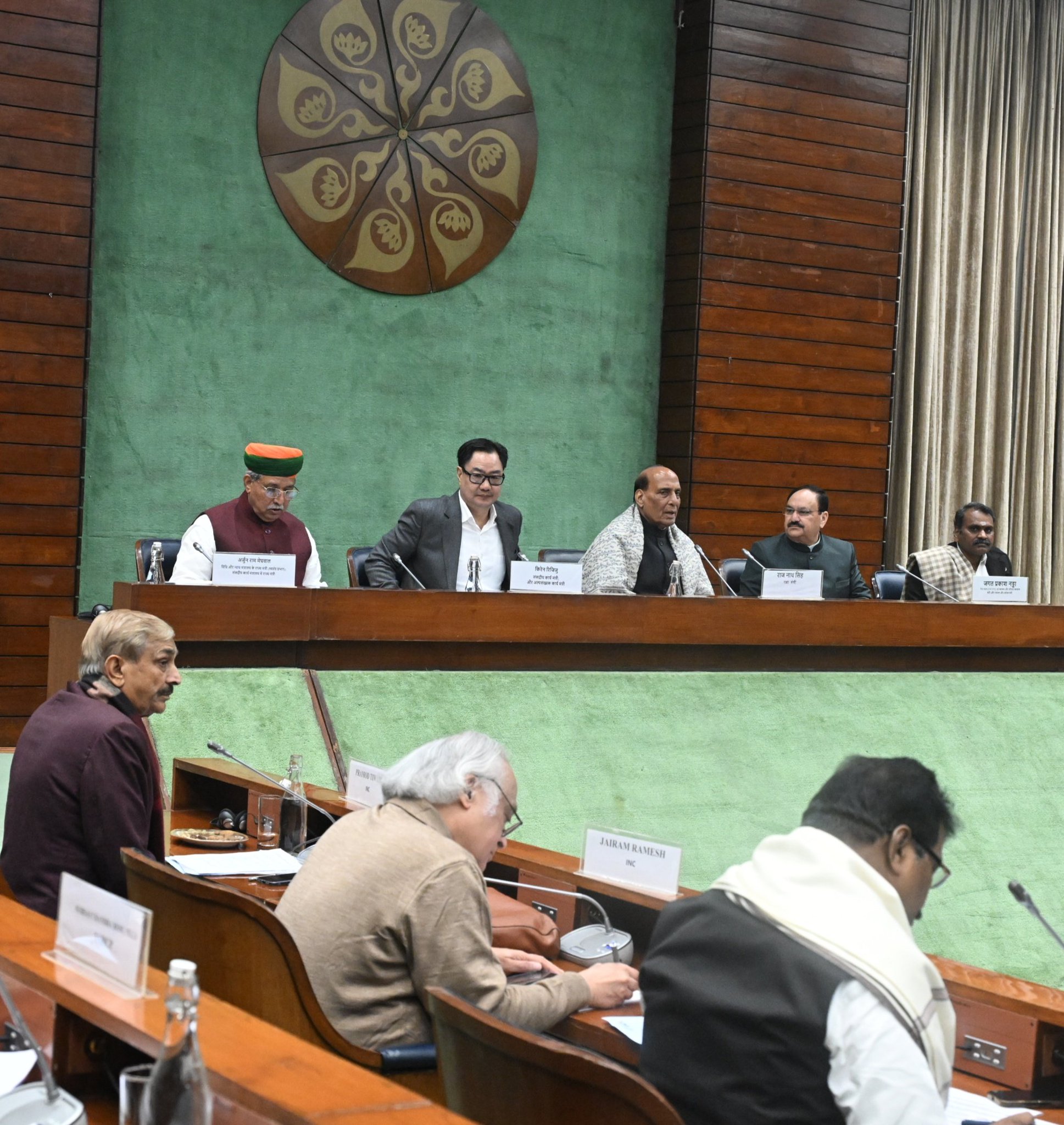 राजनाथ सिंह, यूनियन हेल्थ मिनिस्टर जेपी नड्डा, यूनियन पार्लियामेंट्री अफेयर्स मिनिस्टर किरेन रिजिजू, यूनियन लॉ एंड जस्टिस मिनिस्टर (इंडिपेंडेंट चार्ज) अर्जुन राम मेघवाल मौजूद थे।