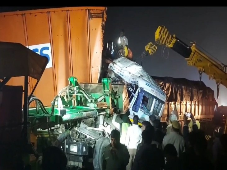 कंटेनर के पीछे से टक्कर मारने वाला ट्रेलर भी बुरी तरह से क्षतिग्रस्त हो गया। उन्हें क्रेन मंगवाकर करीब तीन घंटे में घटना स्थल से अलग करके थाने लाया गया।