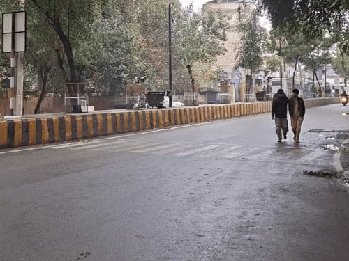 सोमवार रात को श्रीगंगानगर जिला मुख्यालय पर हल्की बूंदाबांदी हुई।