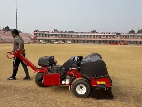 स्टेडियम में ग्राउंड में खराब मैदान को सुधारने में जुटा ग्राउंड स्टाफ।