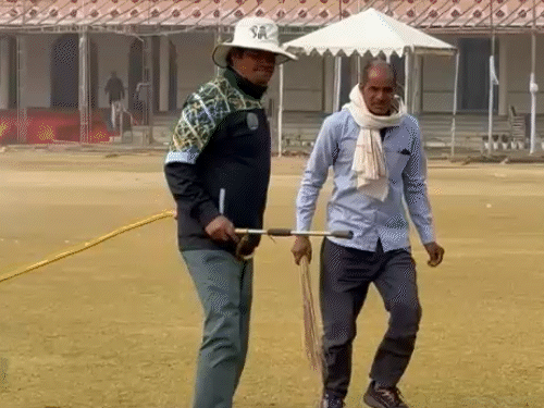 सवाई मानसिंह स्टेडियम के पिच की सफाई करते कर्मचारी।