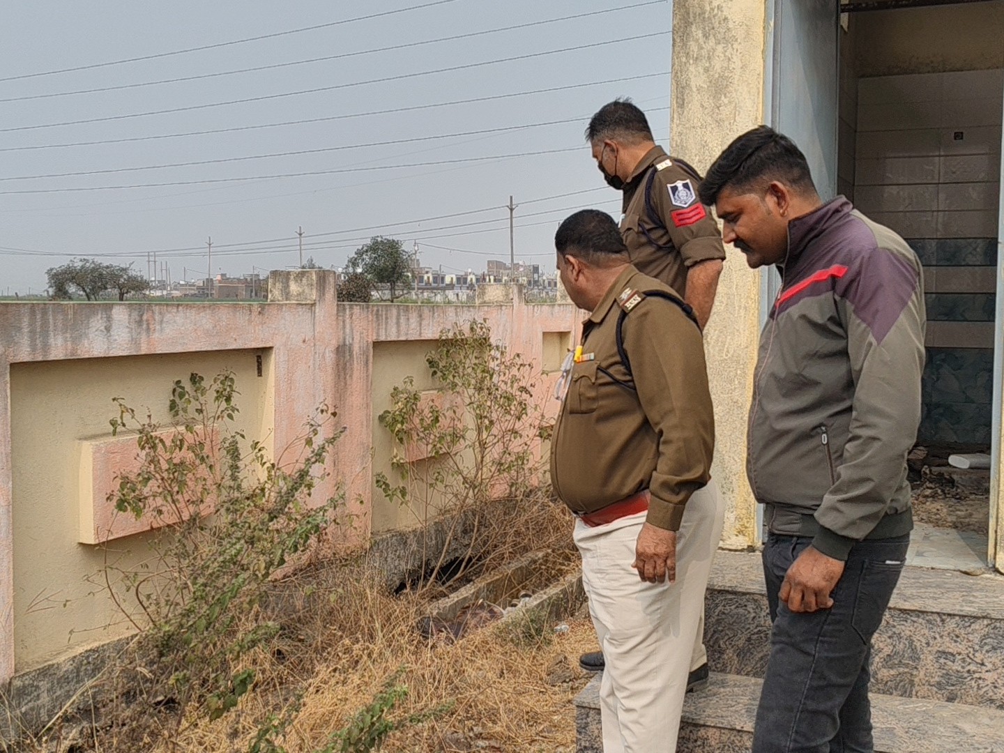 धार ब्रेकिंग: श्मशान में मिली लाश, हाथ के टैटू ने खोला राज